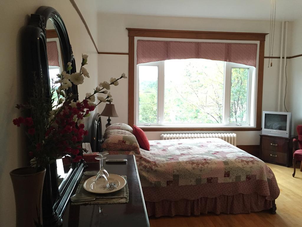 Le Petit Chateau Montebello B&B Zimmer foto